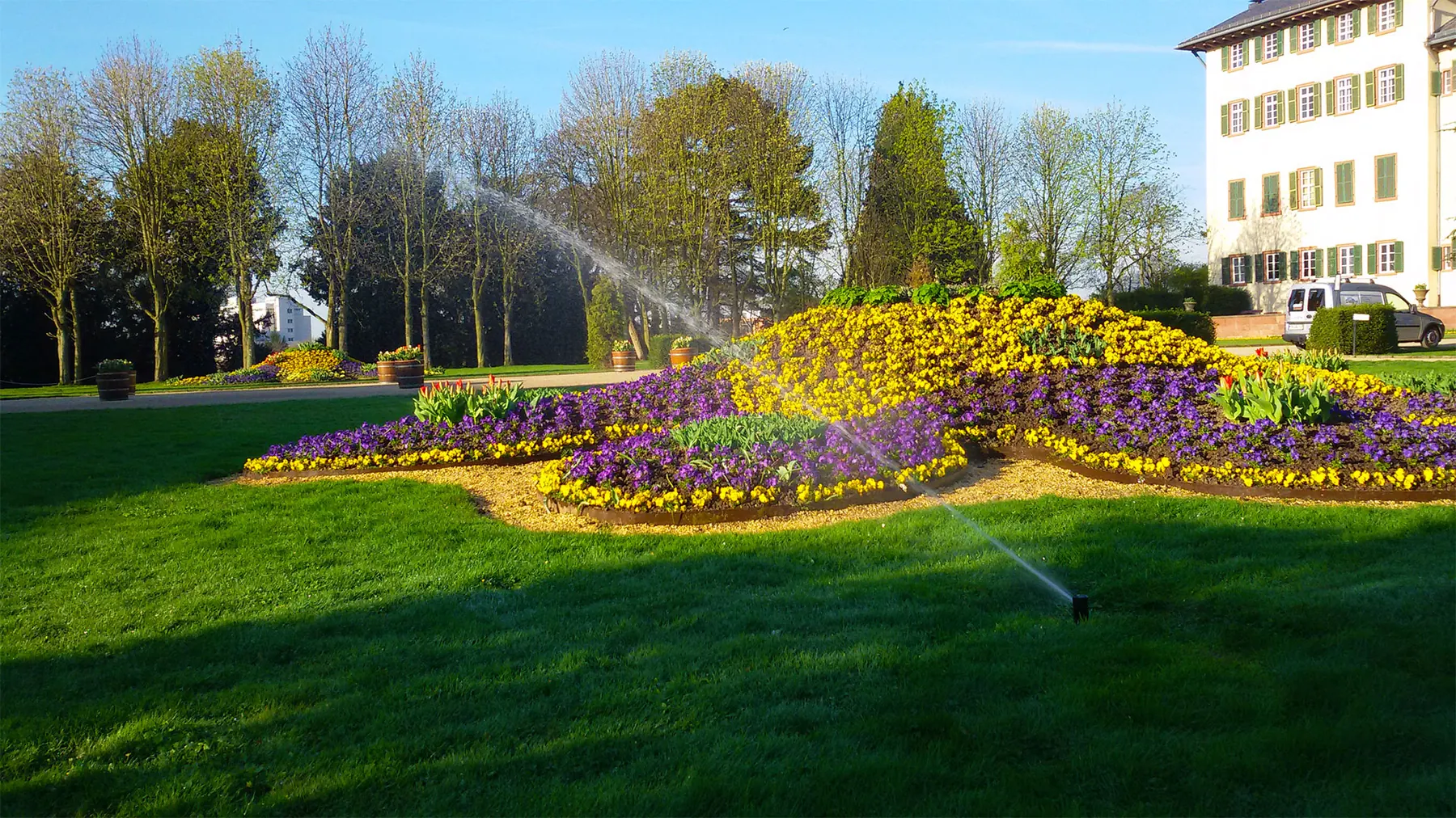 Parkanlage mit Blumenbeeten und automatischer Bewässerung
