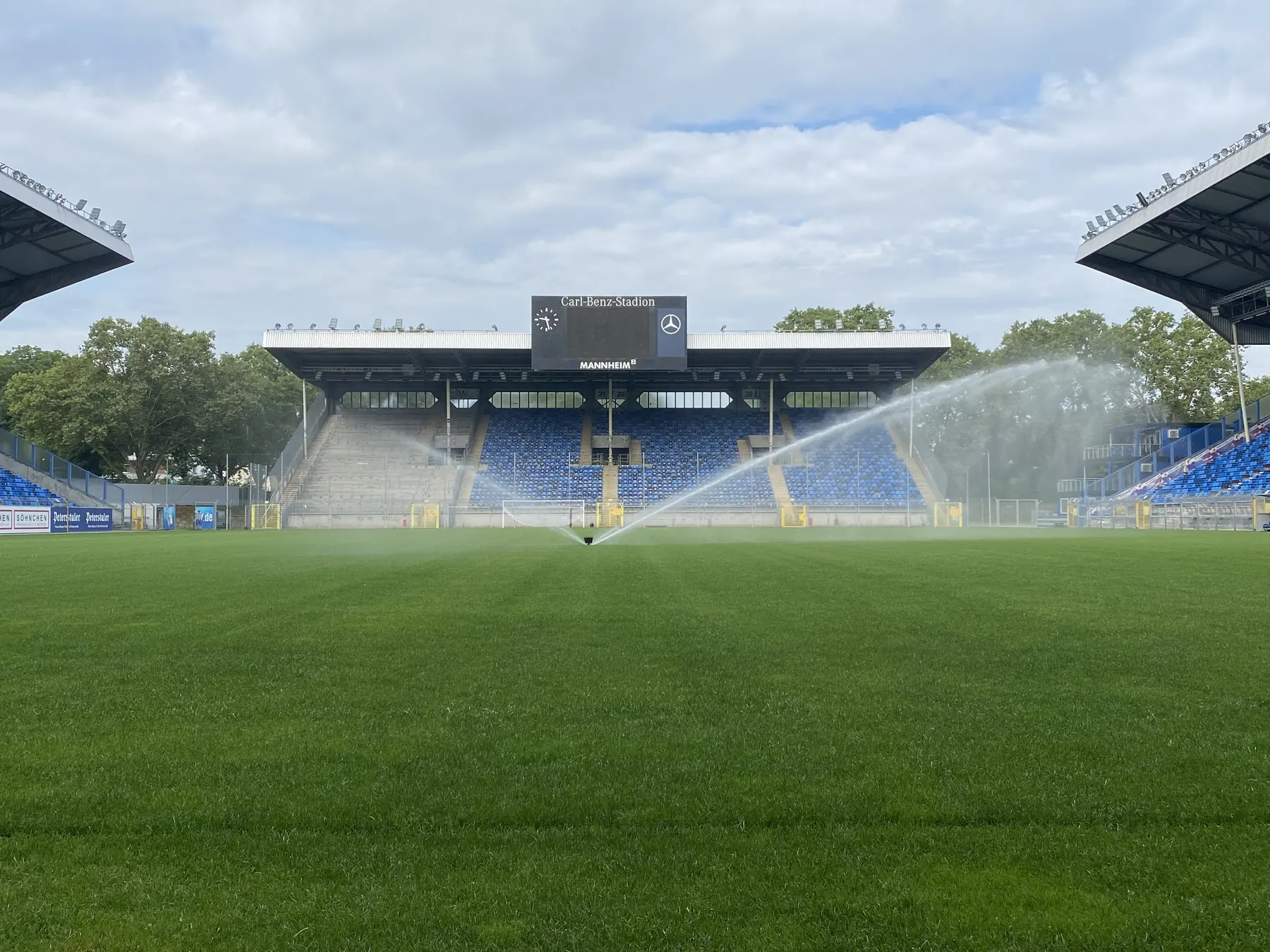 Stadionrasen mit laufender Beregnung