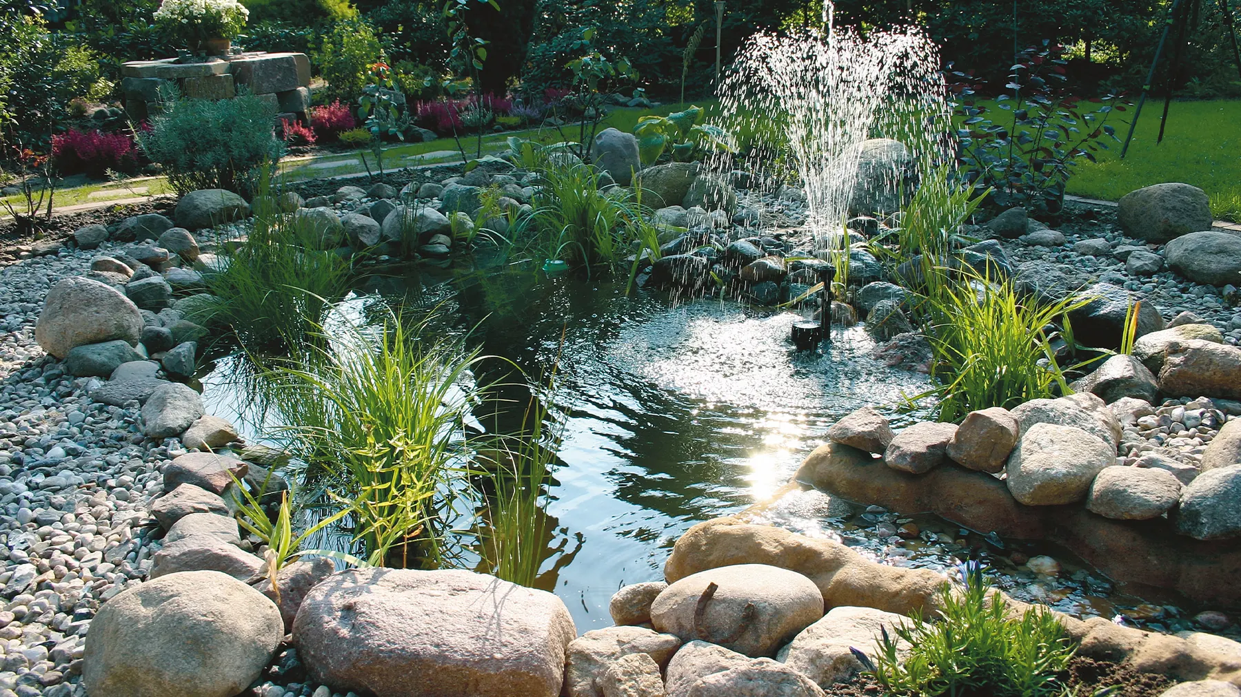 Springbrunnen und Fontäne in einem Garten