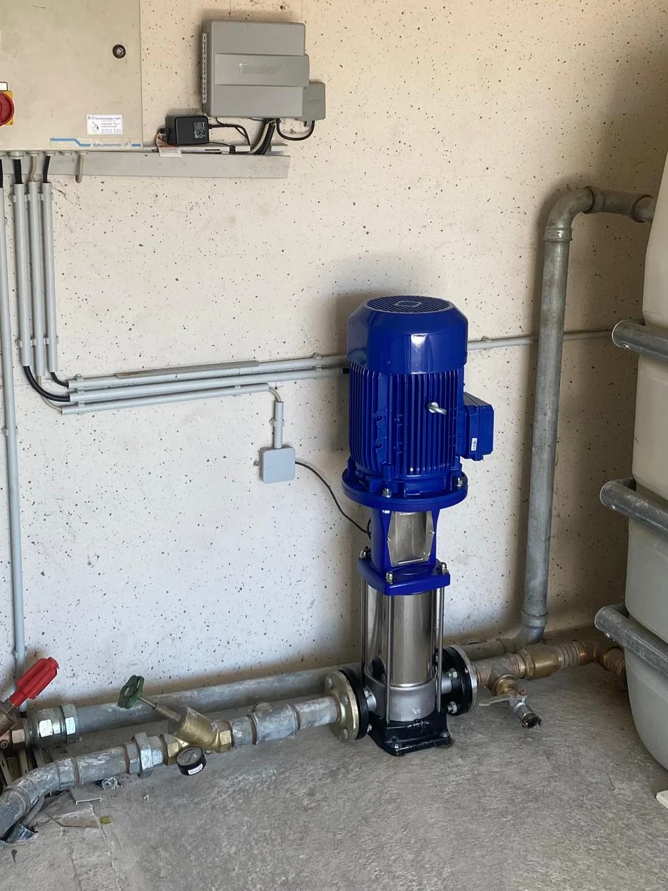 Installierte Pumpenanlage mit Steuerung für eine Bewässerungsanlage