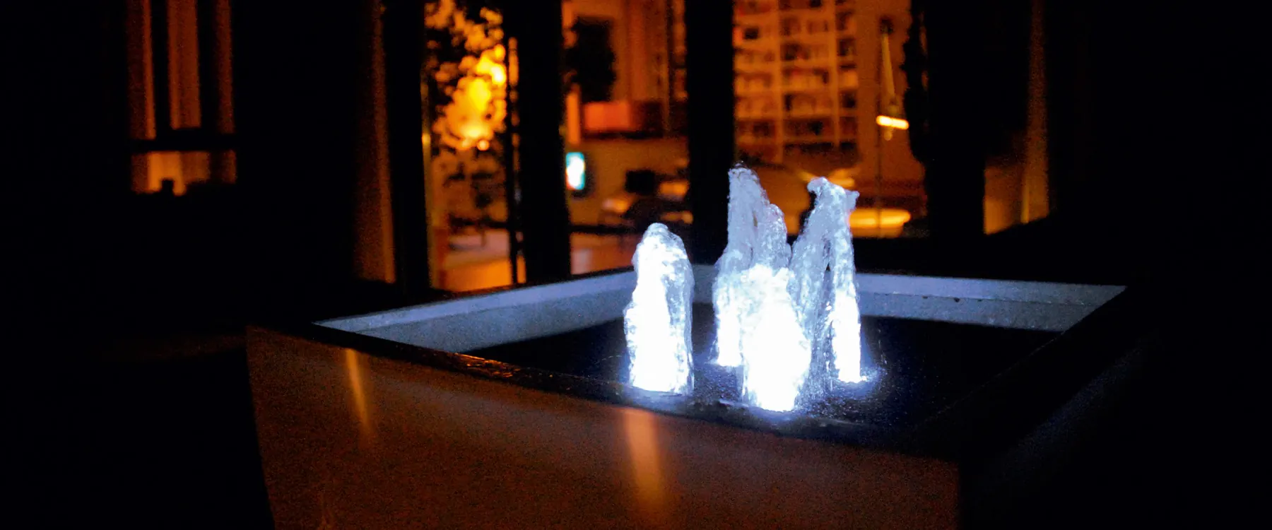 Beleuchteter Zierbrunnen mit Fontäne