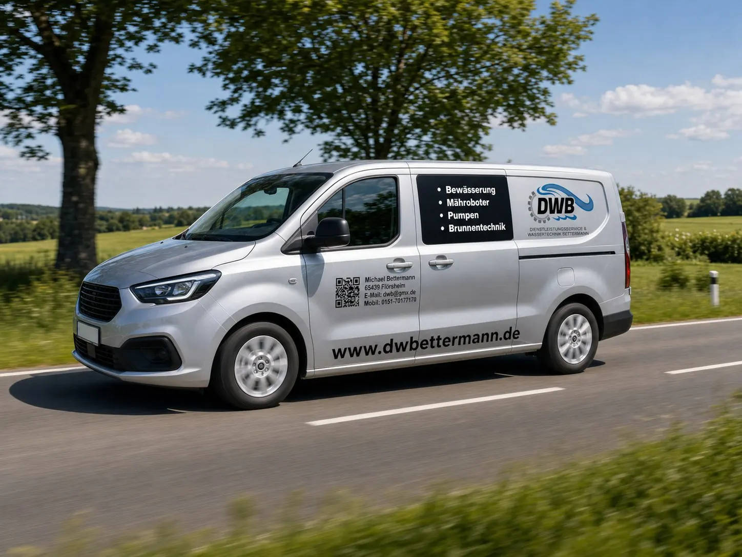Silberner DWB-Servicewagen mit Logo auf einer Landstraße im Rhein-Main-Gebiet